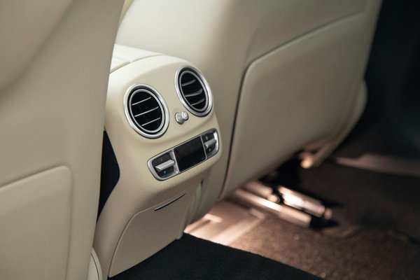 Comment choisir un système de climatisation pour une voiture ancienne sans installation d'origine?